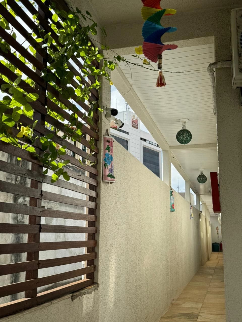 Corredor da pousada com decoração e iluminação